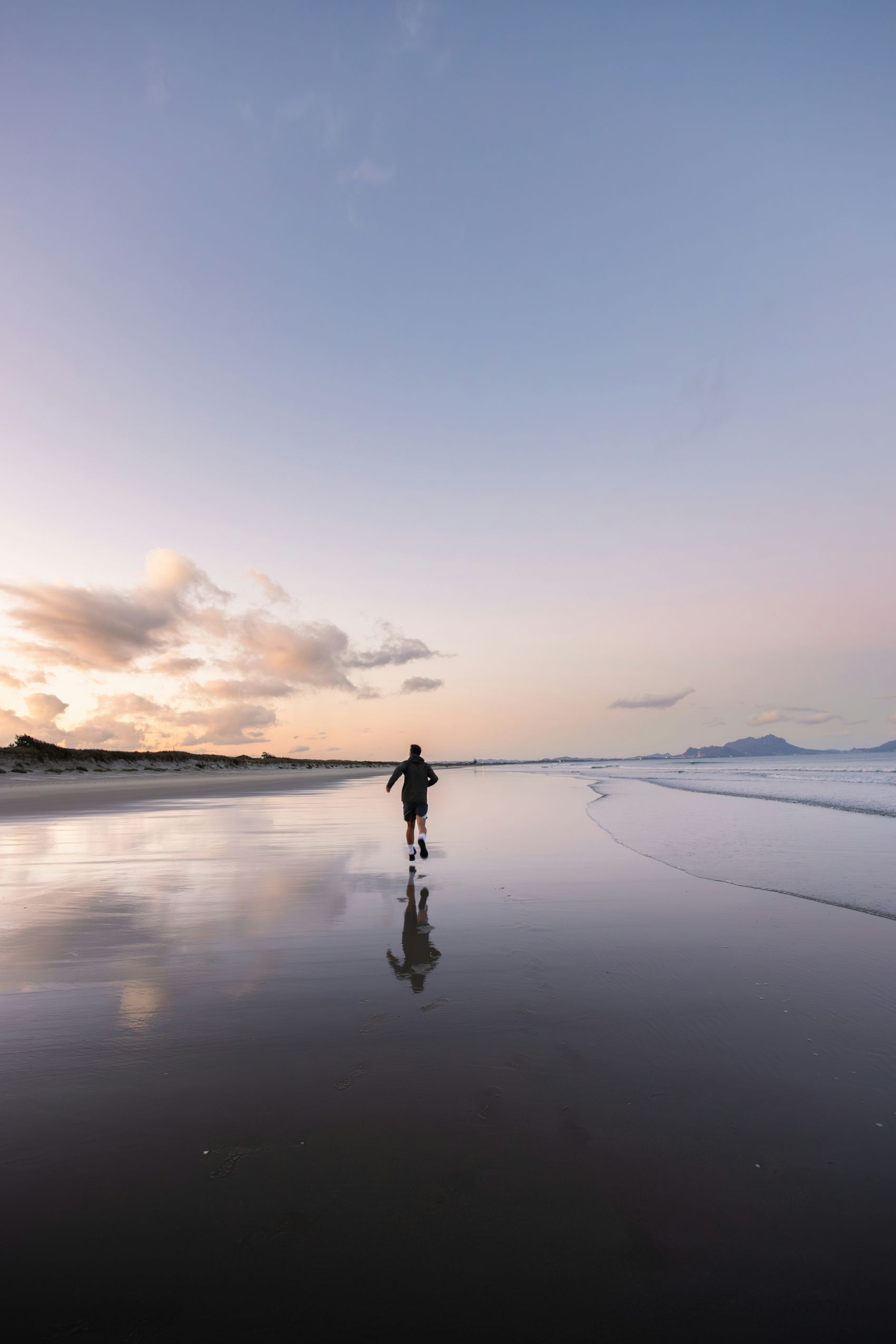 镜面湖沙滩奔跑的男子图片