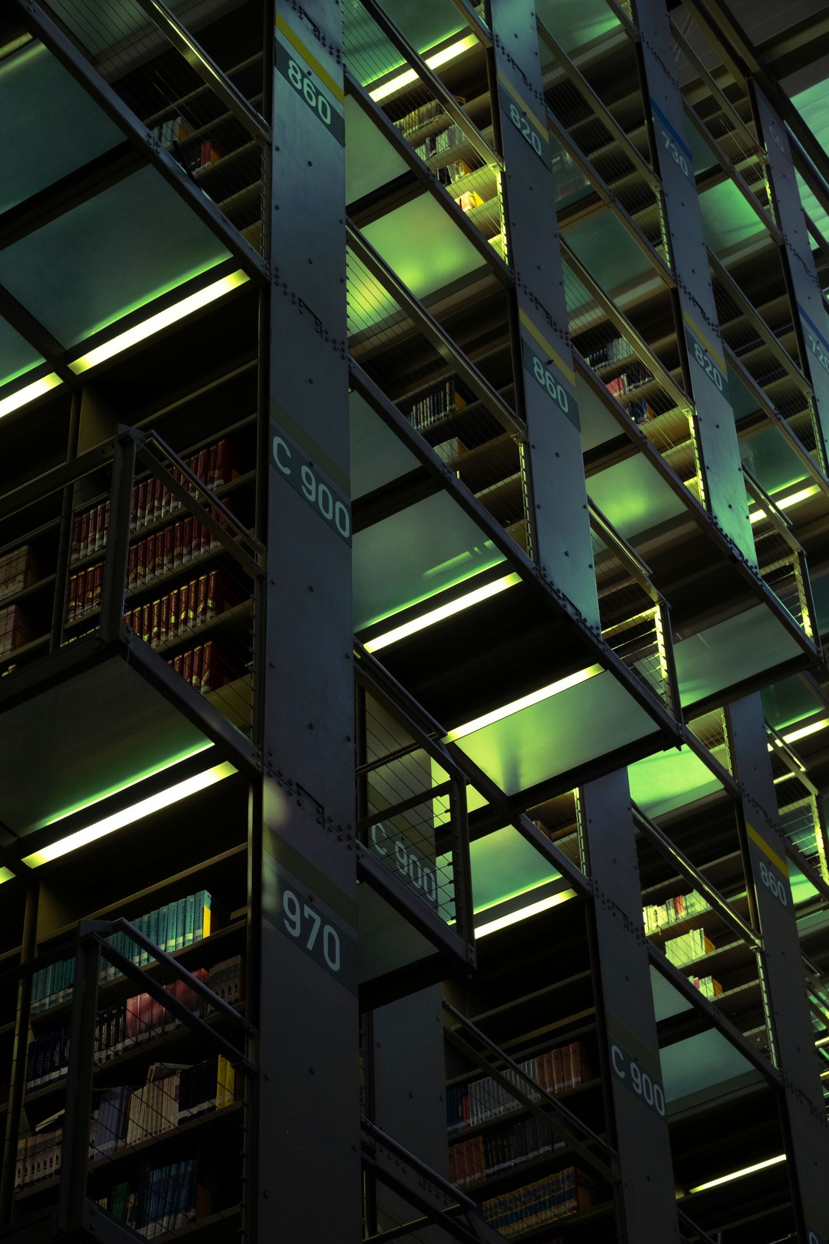 仰拍阳台建筑夜景图片