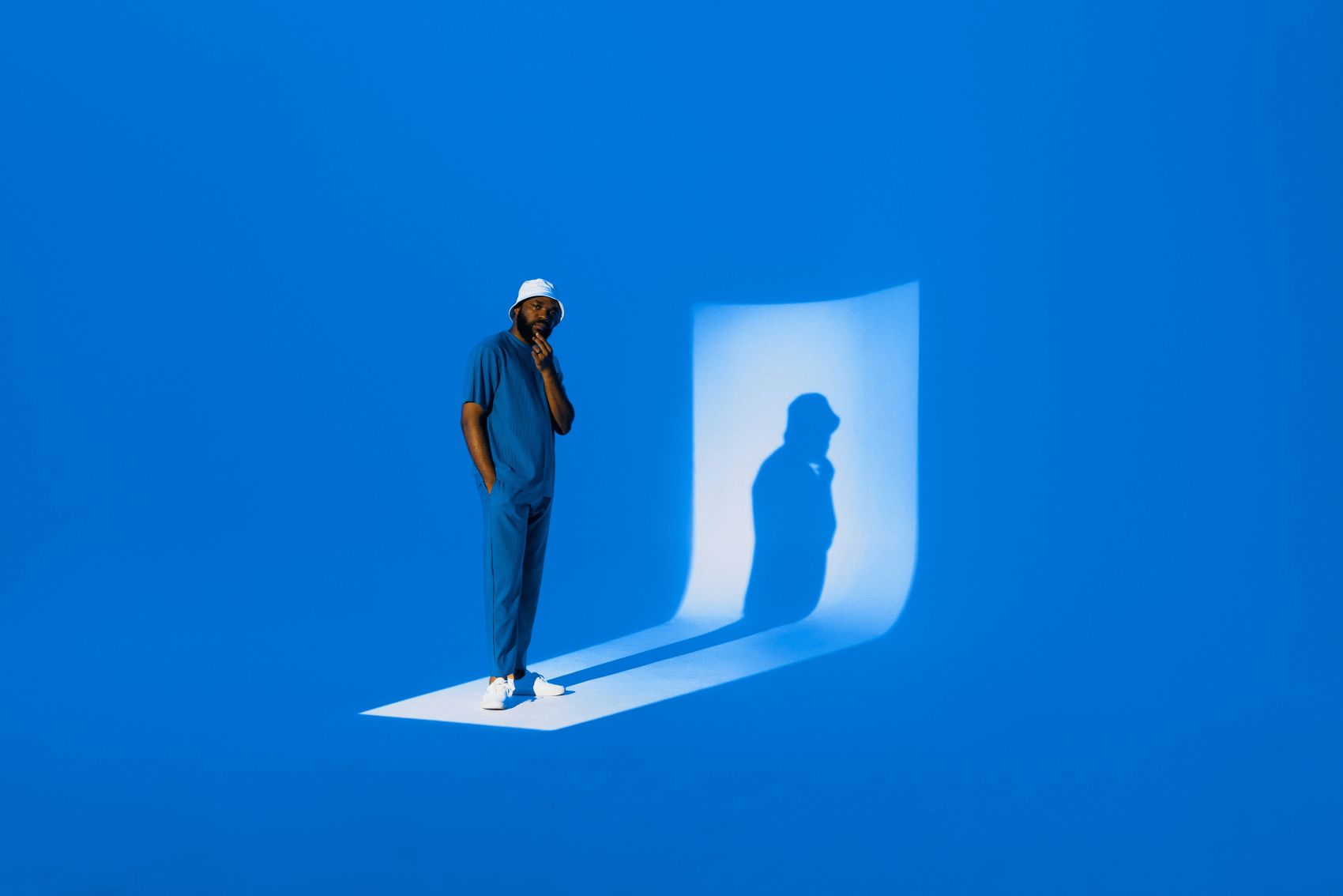 抽象歪曲的人像影子图片