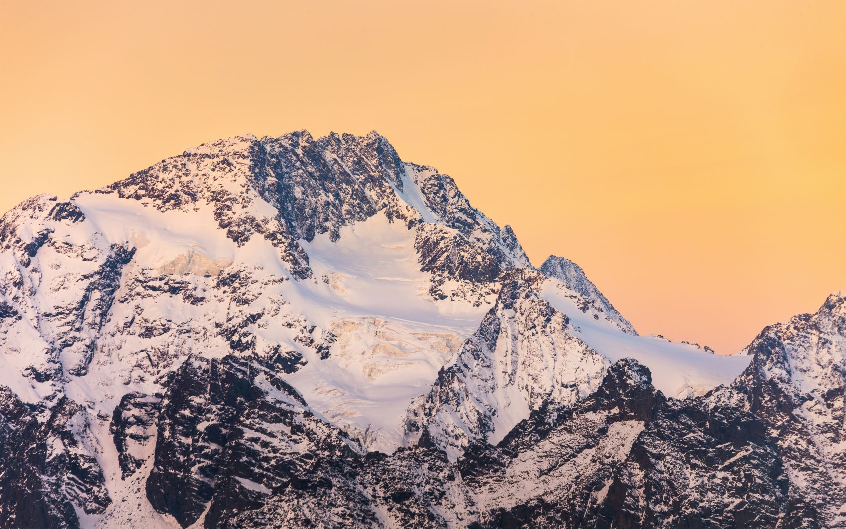 黄昏下的雪山风景图片
