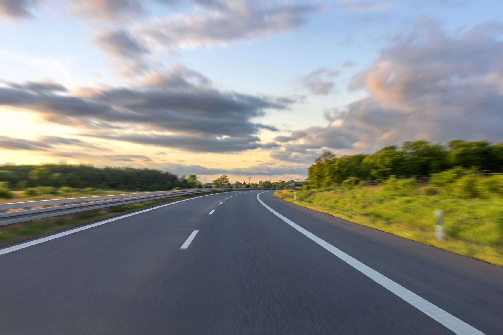 驰骋的公路图片