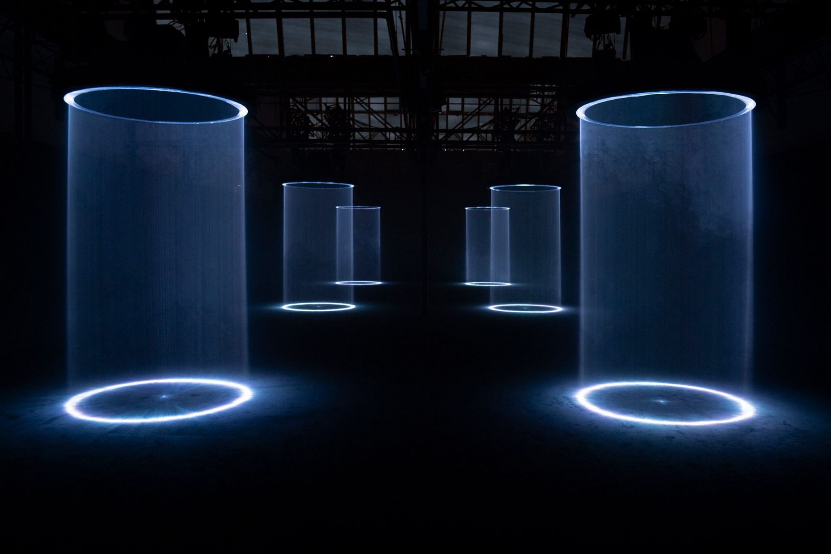 Lachlan Turczan为谷歌米兰安装“隐形可见”的激光装置图片