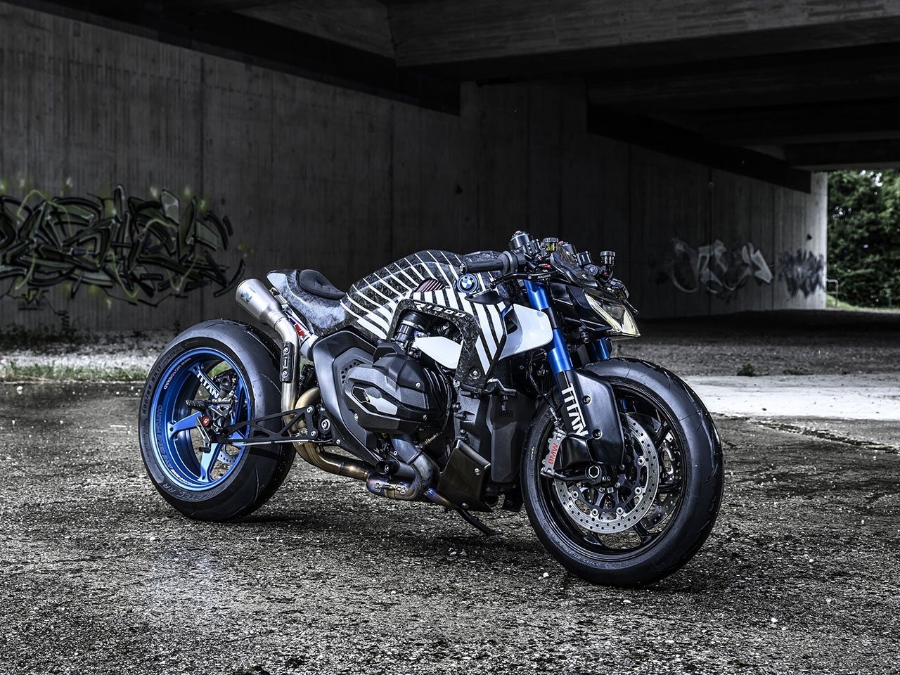 R1300r摩托车-宝马汽车推出专为短距离冲刺而设计的氧化亚氮发动机摩托车图片