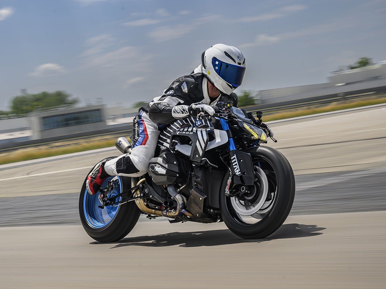 R1300r摩托车-宝马汽车推出专为短距离冲刺而设计的氧化亚氮发动机摩托车---酷图编号13