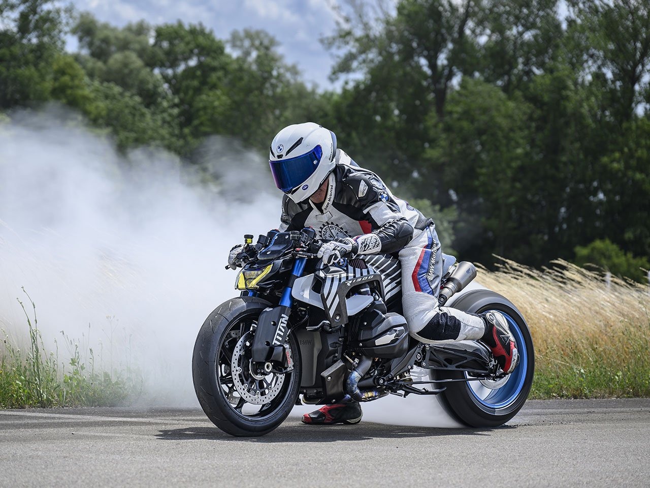 R1300r摩托车-宝马汽车推出专为短距离冲刺而设计的氧化亚氮发动机摩托车---酷图编号10