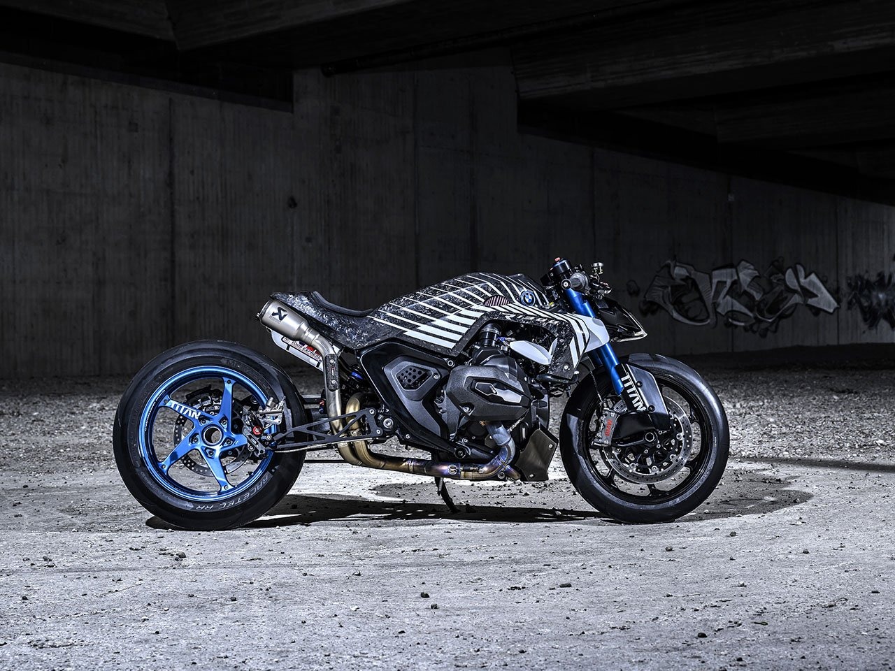 该系统在发动机下方蜿蜒,并通过GP风格的消声器排出。所有的塑料车身都被一体式碳纤维单体车身所取代(与R 1300 R相比,干重减轻了88磅),重新设计的勺子将空气引导到吊舱过滤器