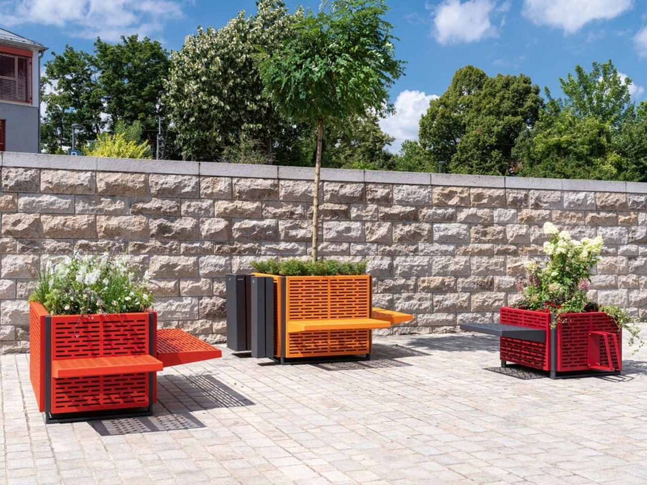 城市空间街道彩色模块化花盆设施图片