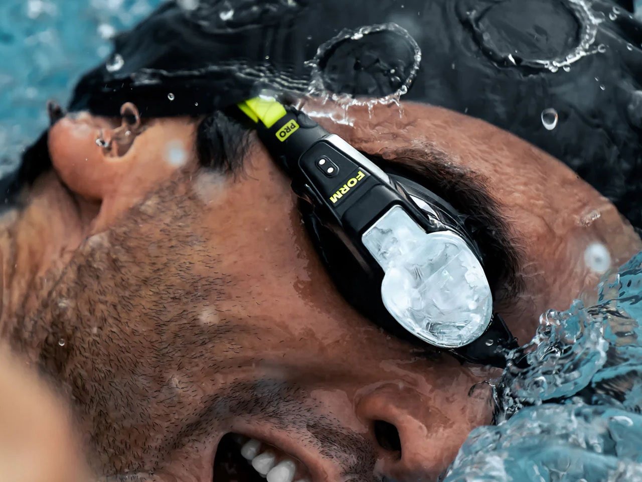 可以显示训练数据、心率,并配有指南针让你保持一致的FORM智能游泳2护目镜---酷图编号17