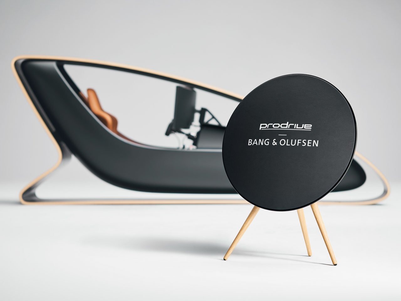 Prodrive对设计赛车模拟器并不陌生,最新的作品证明了英国最著名的工匠的手艺。这家总部位于牛津郡的赛车运动和工程集团采用了赛车制造中使用的技术,用碳纤维单体车身制作了赛车模拟,该车身似乎漂浮在超级游艇制造商彭尼斯设计的木制外壳内。高端驾驶舱周围环绕着一个由16层蒸汽成型的山毛榉木制成的环。这种不可战胜的表面来自漆面的光泽黑色分层,你可以很容易地将其与三角钢琴的表面进行比较。