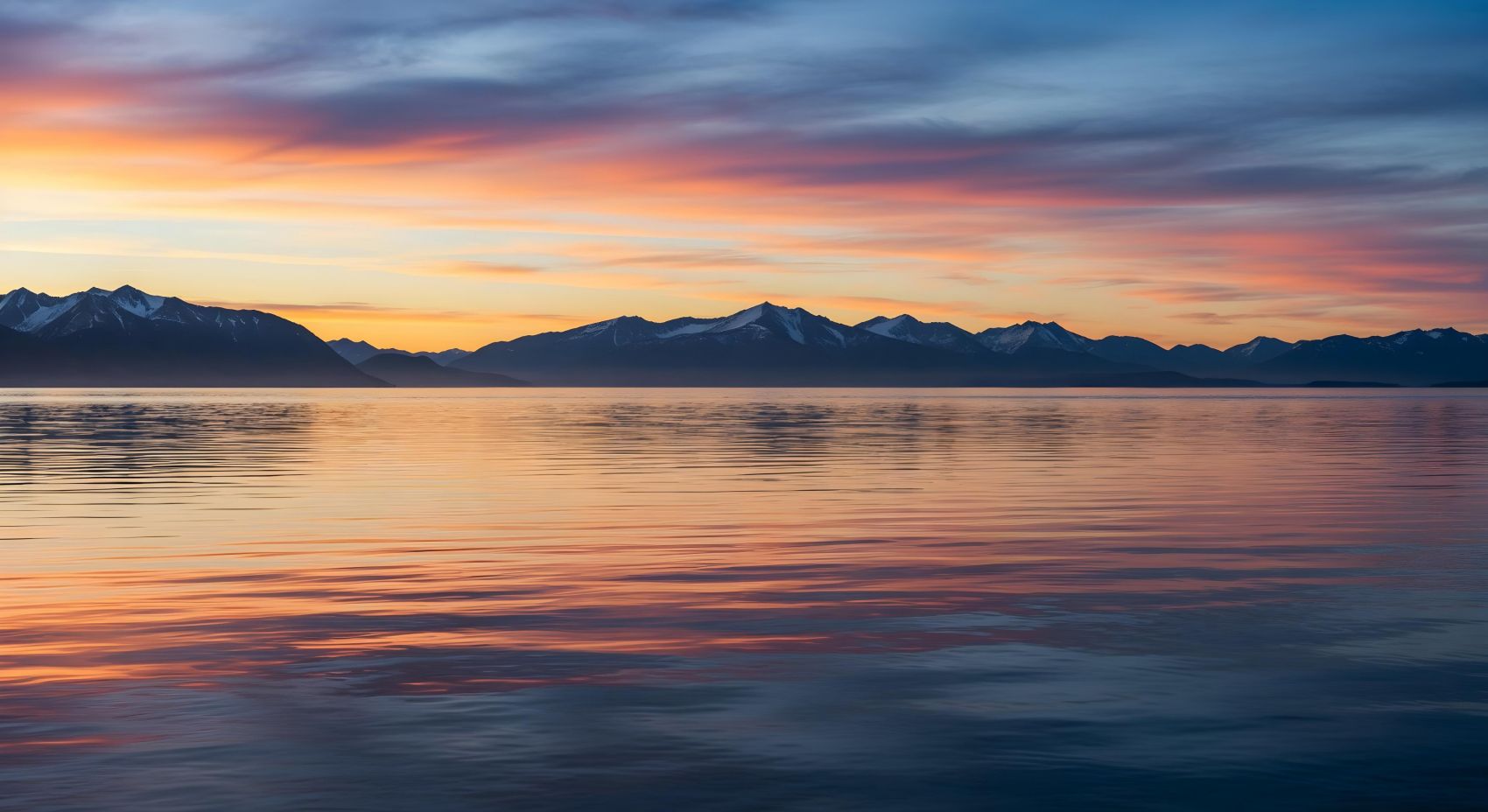 晨雾笼罩下的青瓦白墙江南古巷图片
