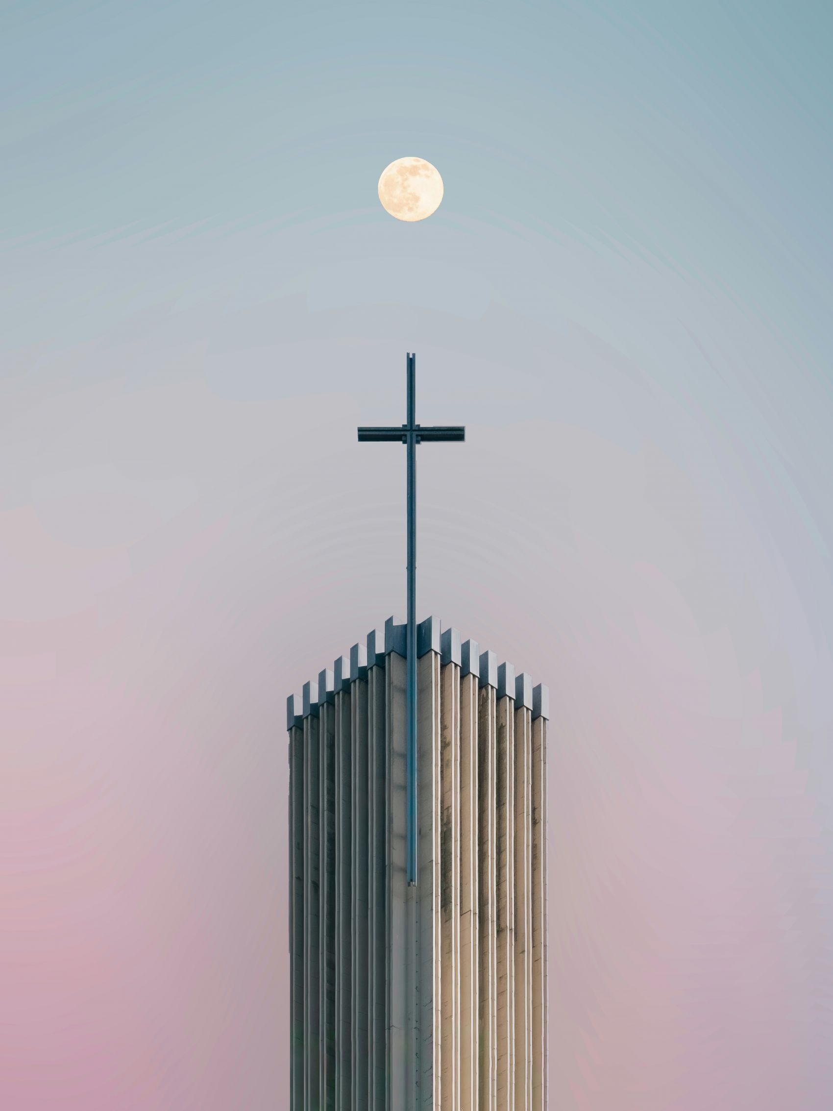 教堂尖顶与满月的静谧画面图片