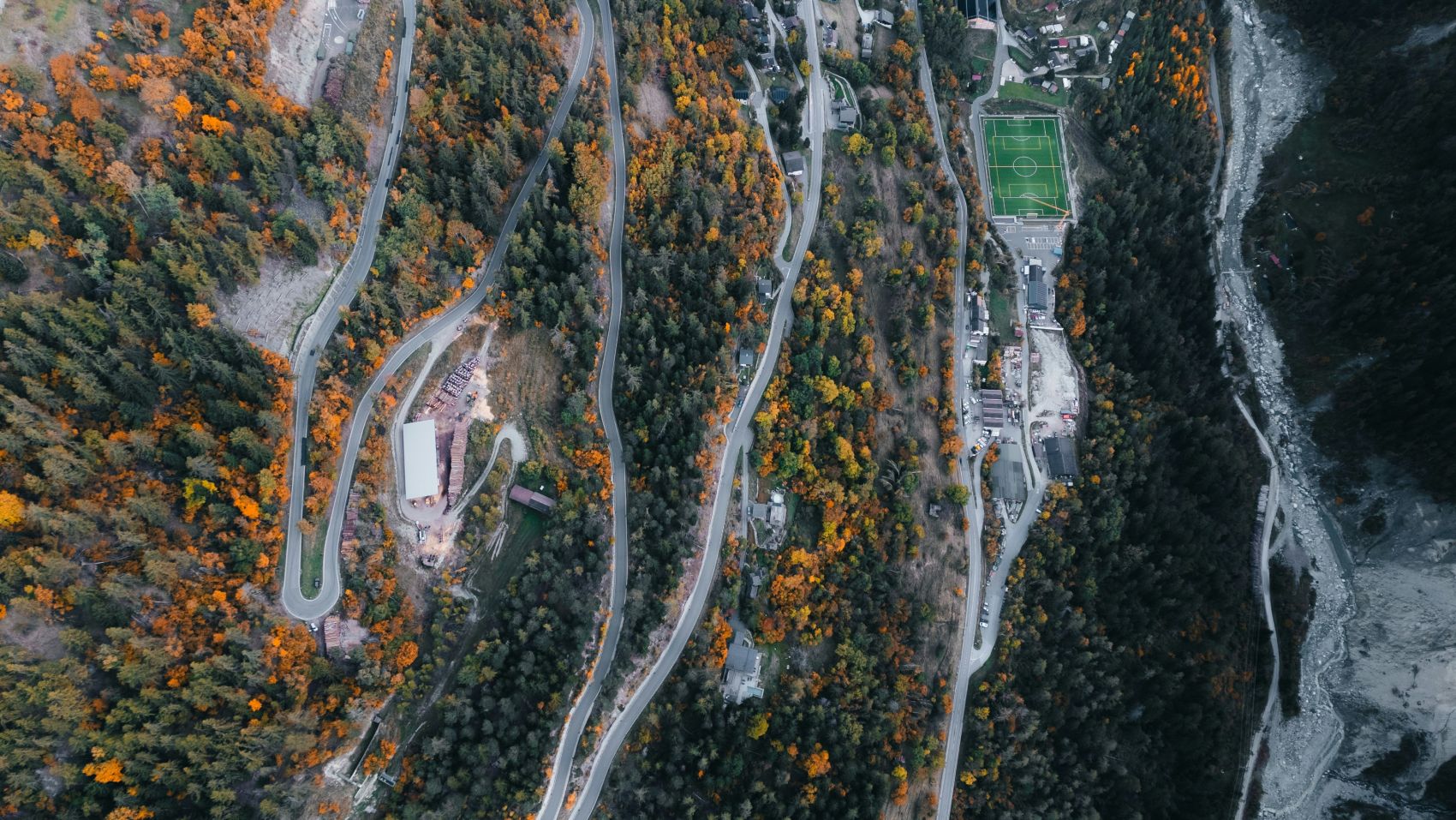 秋日山林间蜿蜒公路的航拍盛景图片