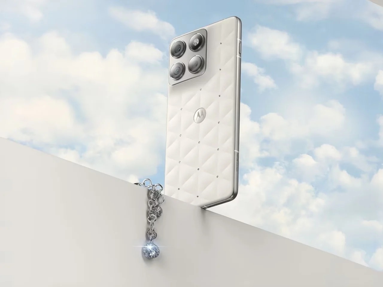 采用施华洛世奇饰钉彰显潘通2026年色彩的摩托罗拉EDGE 70手机---酷图编号5