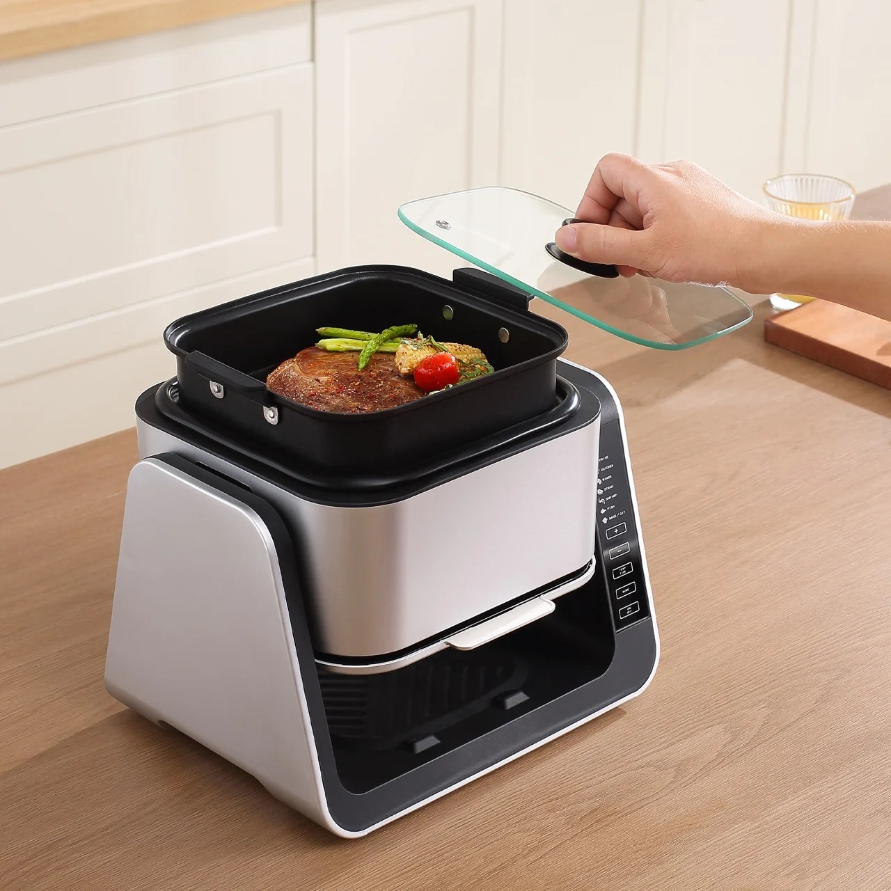 空气炸锅就可以比“空气炸锅”做得更多。关掉风扇,它非常适合烘烤或烘焙。翻转线圈,加入一个浅锅,你可以炒菜、炒或煎。把容器放深,你可以浅煎或油炸、煮沸、蒸等。热量只是以不同的方式施加,烹饪完全改变了