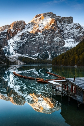 雪山湖倒影美景