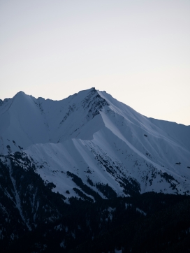 傍晚中的雪山