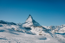 蓝天下的冬季雪峰