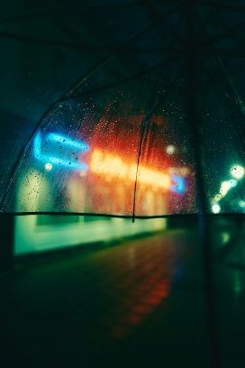 霓虹灯下的雨伞
