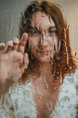蒙蒙水玻璃后的金发女郎