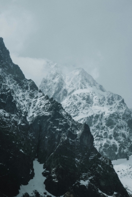 雾气中的雪山
