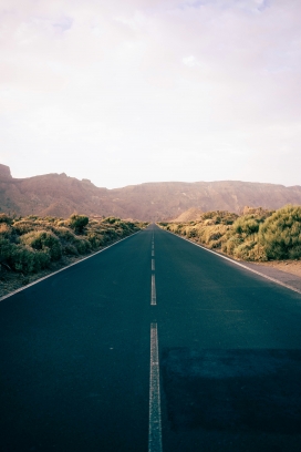 公路延伸至远山的自然风景