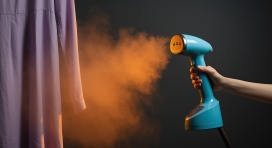 手持挂烫机熨烫衣物场景