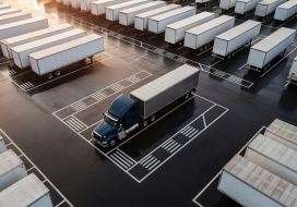 物流停车场内的卡车场景