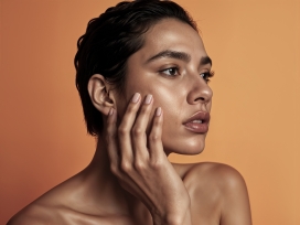 暖橙色背景下的护肤场景