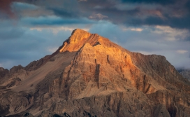 日照金山-山峦的光影盛宴