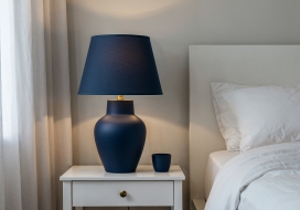 卧室里的深蓝色台灯