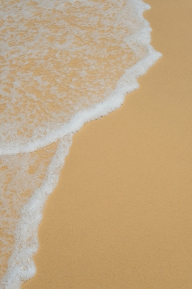 海浪轻拂的金色沙滩