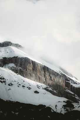 雪山云雾自然景观摄影