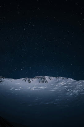 雪域星河下的冰川山峦