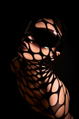 未来感镂空服饰与科技眼镜的时尚艺术表达