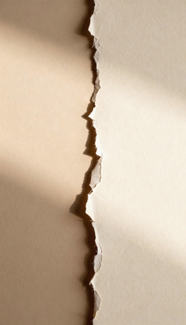 撕裂纸张质感艺术特写展现纹理与光影之美