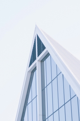 极简几何建筑：浅蓝调三角尖顶现代空间