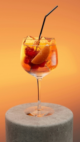 暖橙调特调鸡尾酒-冰饮鲜果与质感杯具的轻享饮品视觉