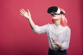 粉发造型女性双场景特写：自拍与 VR 体验的潮流视觉