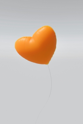 暖橙心形气球悬浮特写：浅灰背景下的柔糯治愈视觉