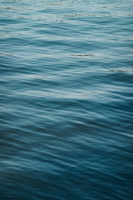 蓝调水波纹特写：光影交织的静谧水面自然视觉