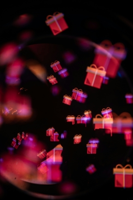 霓虹礼盒幻彩视觉：红紫光晕与虚化效果的节日氛围设计