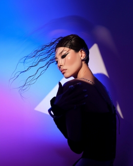 JISU-赛博风时尚人像摄影：蓝紫光影下的先锋美学呈现