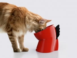 将喂食重新想象成一种深思熟虑日常仪式的恐龙形状猫碗