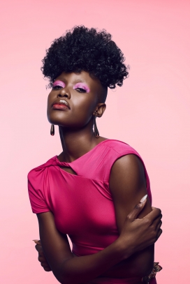 ATIENO-玫粉系时尚人像：渐变光影下的先锋造型美学