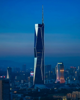 广州 ICC 摩天楼暮色全景：现代都市地标建筑的夜景风光