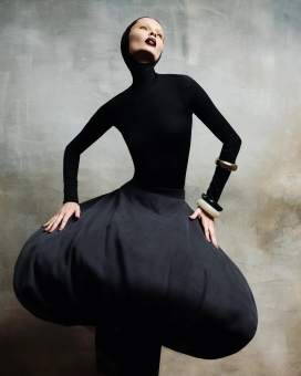 STOLNIK-暗黑系先锋时尚人像：紧身衣与膨裙的极简高奢造型摄影