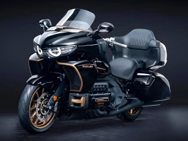 重达1000磅功率为154马力的摩托车