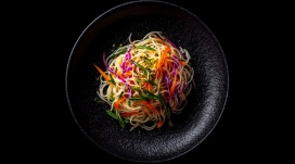 凉面俯视特写 黑金摆盘定格清爽美食