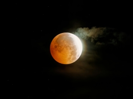 暗夜夜空云雾环绕的红月血月天文摄影