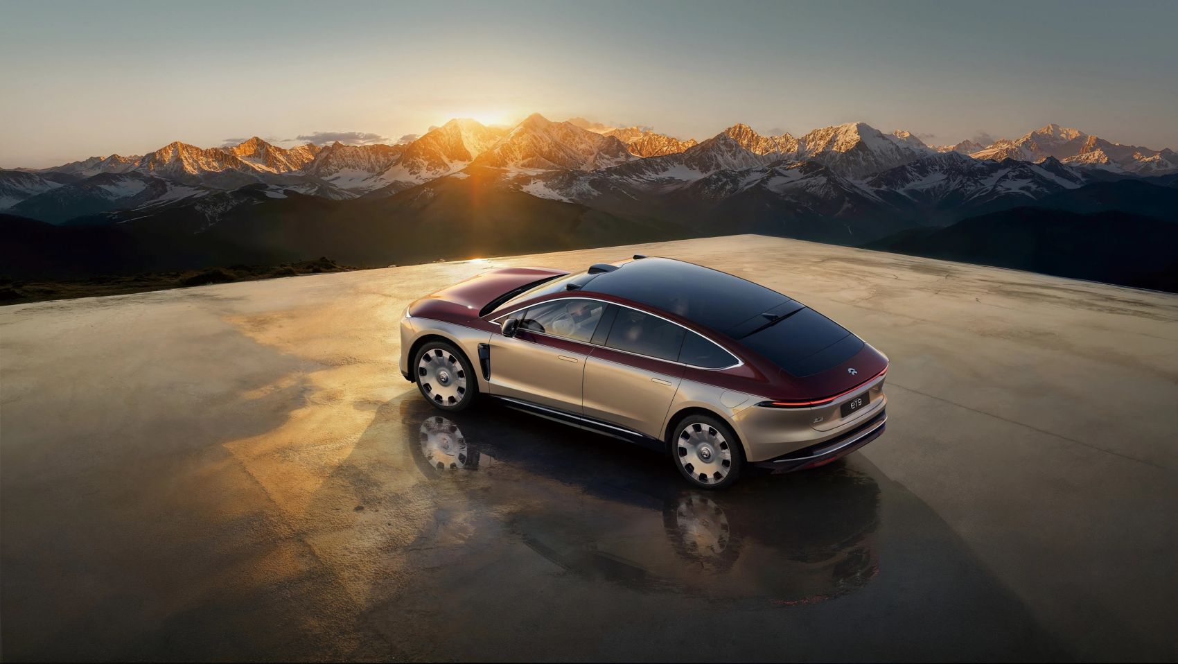 NIO ET9-电动车型宣传大片:双色车身与雪山荒原的高端汽车视觉设计图片